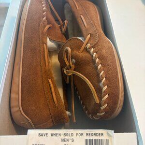New in Box Mens Minnetonka Suede indoor/outdoor Moccasin Slippers